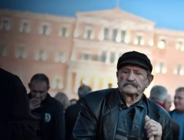 Bloomberg: Έλληνες συνταξιούχοι προτιμούν να μεταναστεύσουν σε άλλη χώρα λόγω χαμηλότερου κόστους ζωής